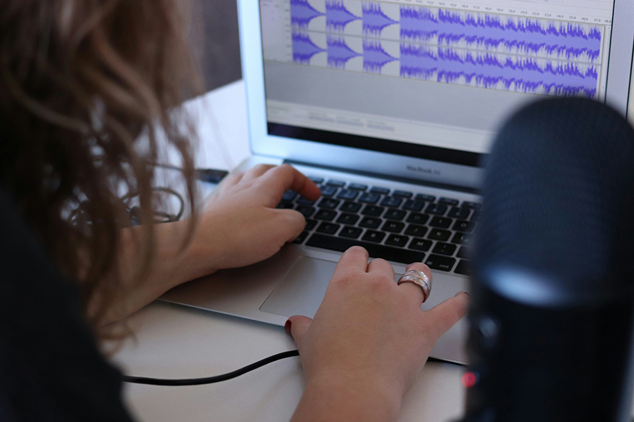 Генератор ElevenLabs позволяет с помощью ИИ использовать аудиосемпл для чьего-либо голоса.