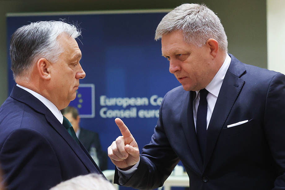Премьер-министр Венгрии Виктор Орбан и премьер-министр Словакии Роберт Фицо (слева направо) – одни из самых европейских политиков, которые пытаются плыть против течения навязываемой Вашингтоном политики.