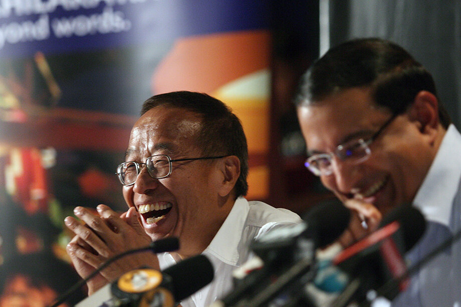 Сингапур, 11 мая 2007 г. Бизнес-магнат Онг Бенг Сенг (слева) и государственный министр торговли и промышленности С. Исваран во время пресс-конференции, на которой объявили о том, что Сингапур примет Гран-при Формулы-1.