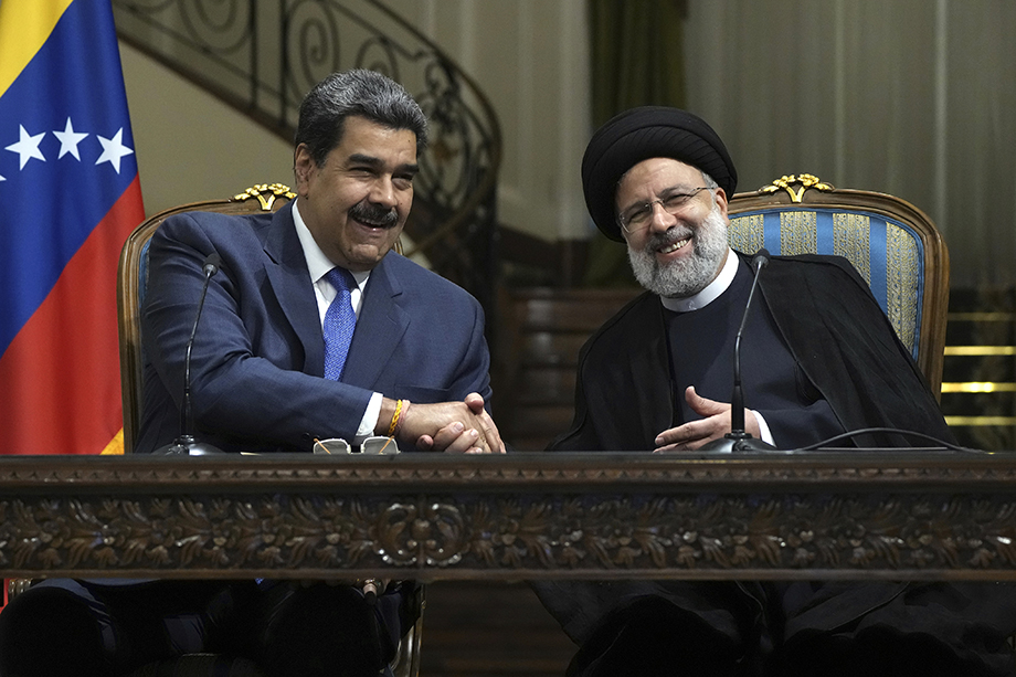 Президент Венесуэлы Николас Мадуро и президент Ирана Ибрахим Раиси (слева направо) на пресс-конференции по итогам встречи в Тегеране.