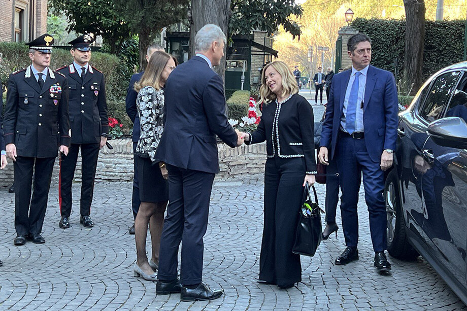 Посол Италии при Святом престоле Франческо Ди Нитто с супругой встречают премьер-министра Италии Джорджу Мелони.