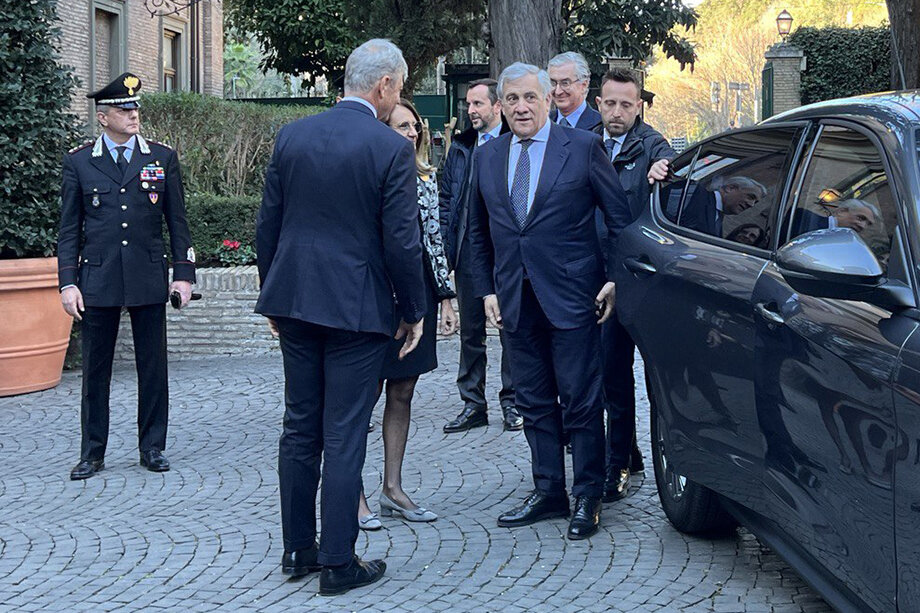 Посол Италии при Святом престоле (слева) встречает министра иностранных дел Италии Антонио Таяни (справа).