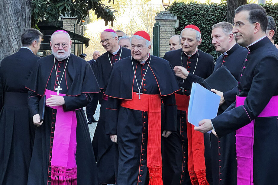 Президент Конференции епископов Италии кардинал Маттео Дзуппи (третий справа), апостольский нунций в Италии и Сан-Марино Эмиль-Поль Шерриг (в центре) и кардинал Галлаган (первый слева).