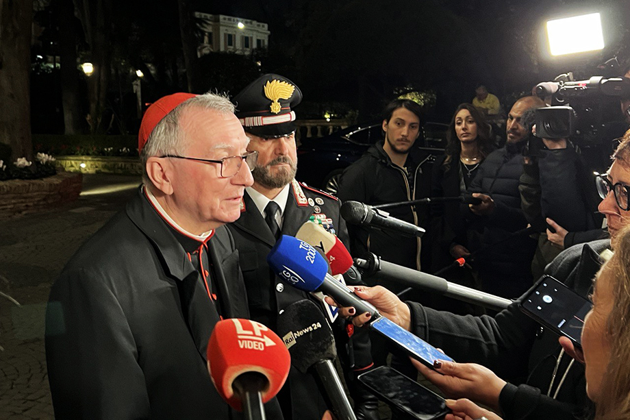 Госсекретарь Ватикана кардинал Пьетро Паролин во время пресс-подхода.