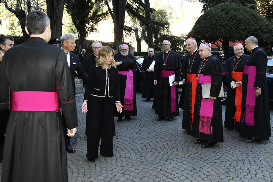 Премьер-министр Италии Джорджа Мелони в окружении кардиналов.