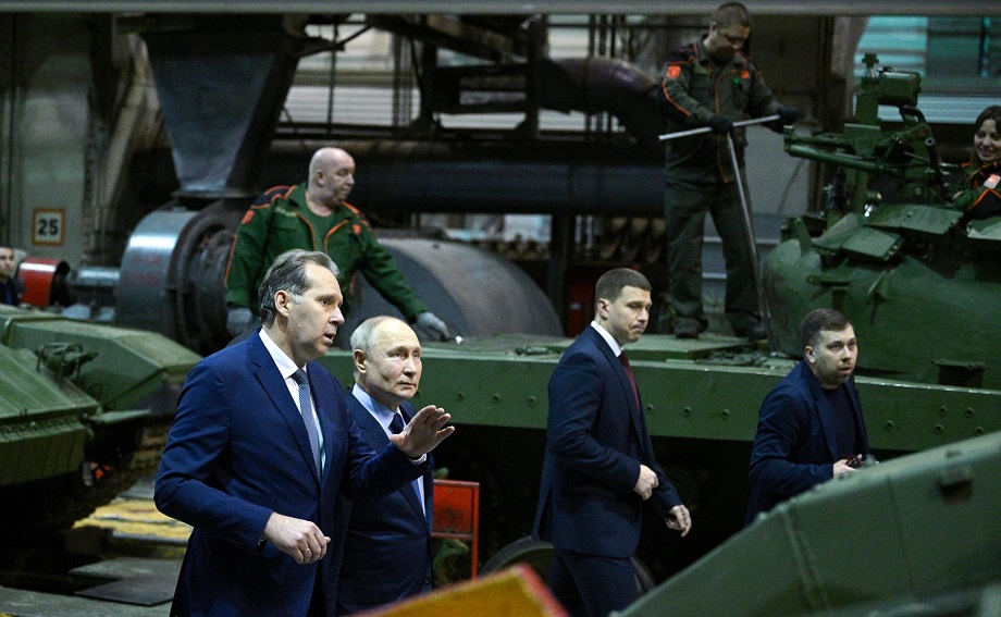 Владимир Путин в ходе посещения «Уралвагонзавода» c генеральный директор завода Александром Потаповым.