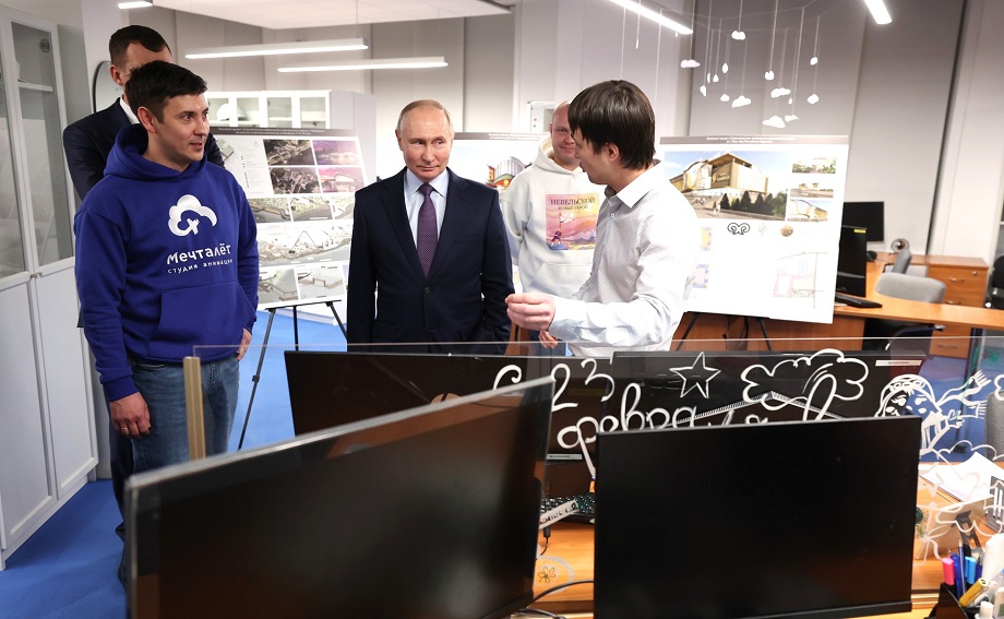 Владимир Путин посетил студию «Мечталёт» во время своей рабочей поездки в Хабаровский край.