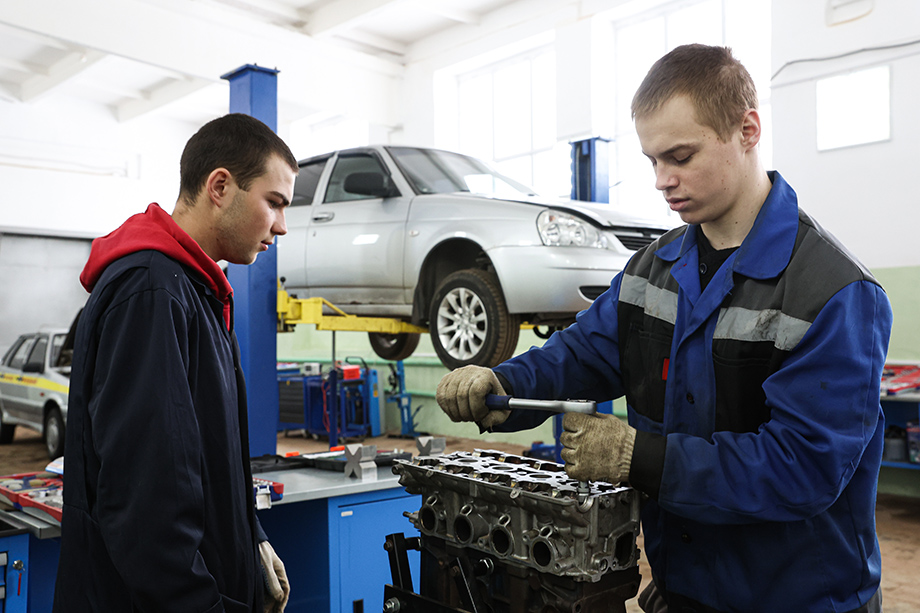 В учебных заведениях ежегодно готовят более 20 тыс. автомобильных механиков.