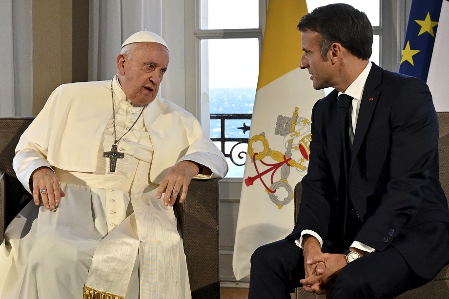 Осенью президент Франции встречался с папой римским Франциском, который осудил эвтаназию.