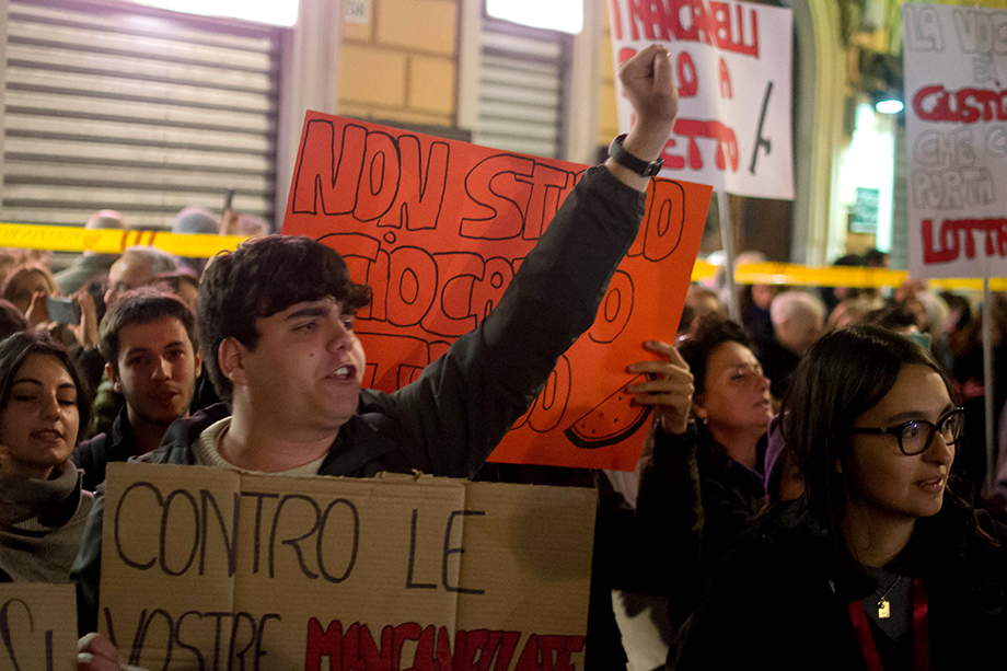 Студенты Рима вышли на улицы в знак протеста против полицейских обвинений и ударов дубинками по студентам, которые ранее вышли на демонстрации за Палестину в городах Пиза, Флоренция и Катания.