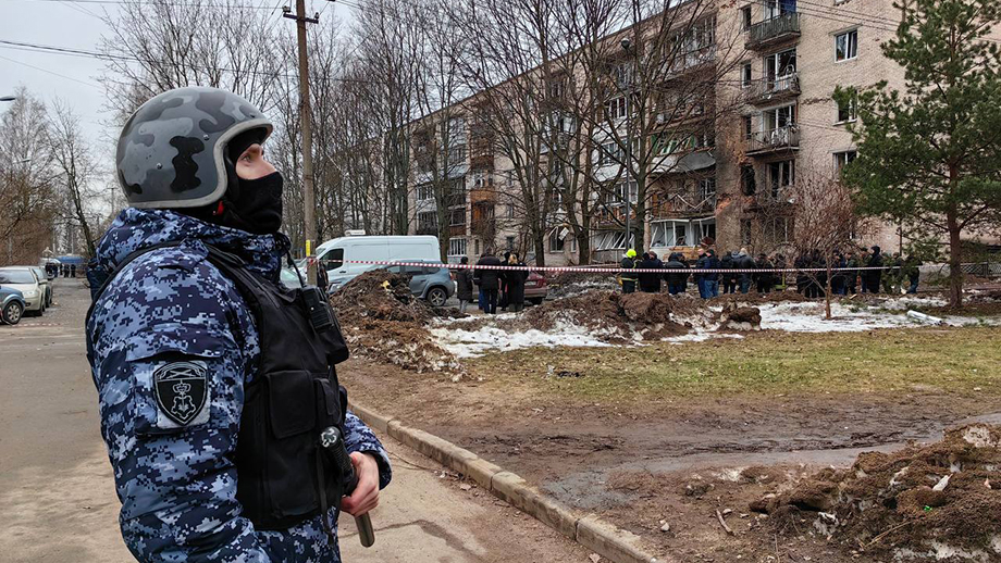 У многоквартирного дома повреждён фасад и остекление балконов.