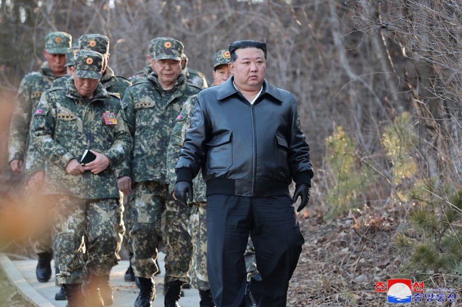 Ким Чен Ын проинспектировал полевые учения войск.