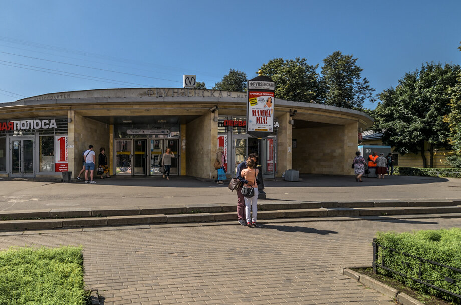 Станция метро «Фрунзенская» строилась в хрущёвские времена, когда активно велась политика по сокращению расходов.