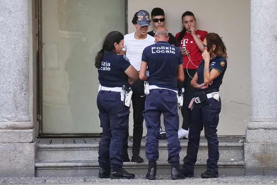 Полиция Италии по всей стране проводит проверки среди молодёжи.
