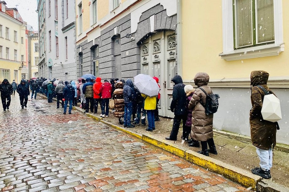 В Эстонии на выборах президента России очередь, несмотря на снег.