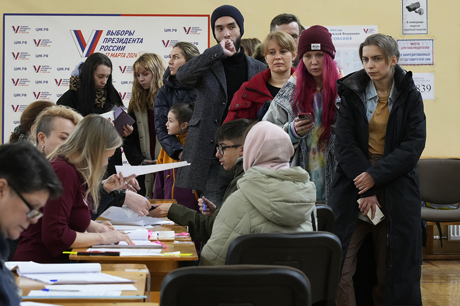 Люди в очереди на избирательном участке в Санкт-Петербурге.