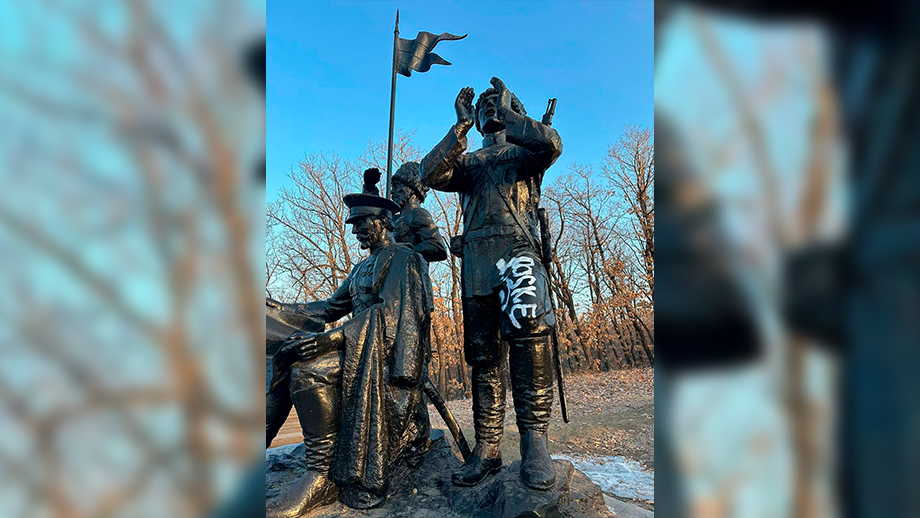Памятник героям войны в Благовещенске, изрисованный белой краской