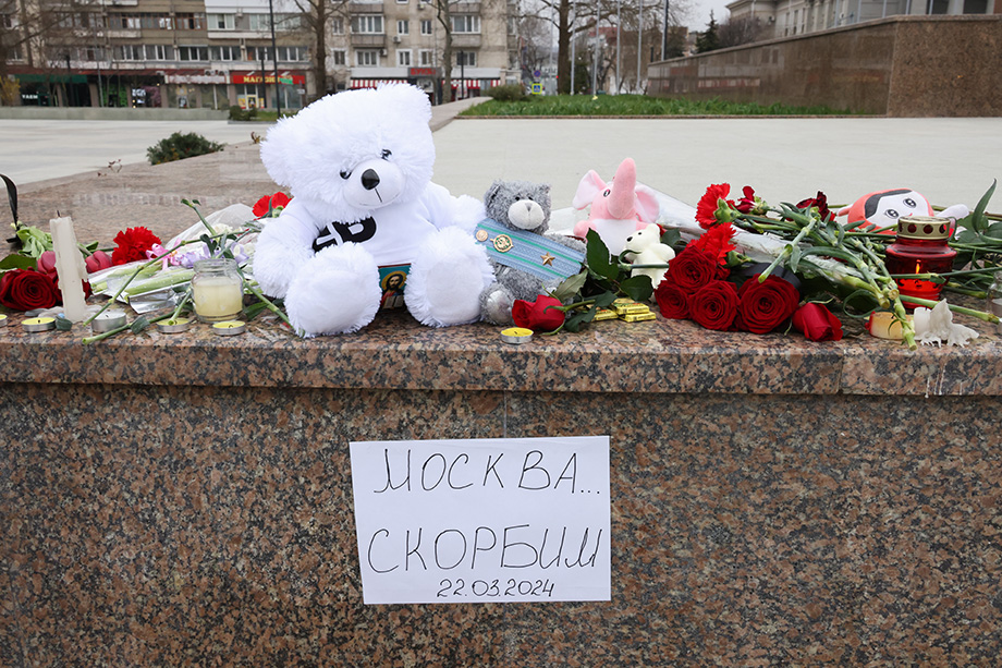 Стихийный мемориал на площади Ленина в Симферополе.