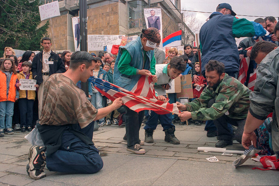 «В Крагуеваце граждане, возмущённые происходящим, каждый день собирались на улице. Они выражали своё настроение по отношению к НАТО, США и их союзникам».
