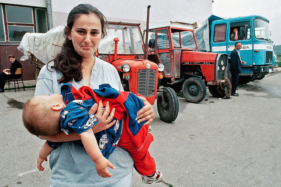 Жительница Хорватии в центре размещения беженцев не может сдержать чувств, хотя её ребёнок выжил. Под бомбами НАТО погибло около 100 детей.