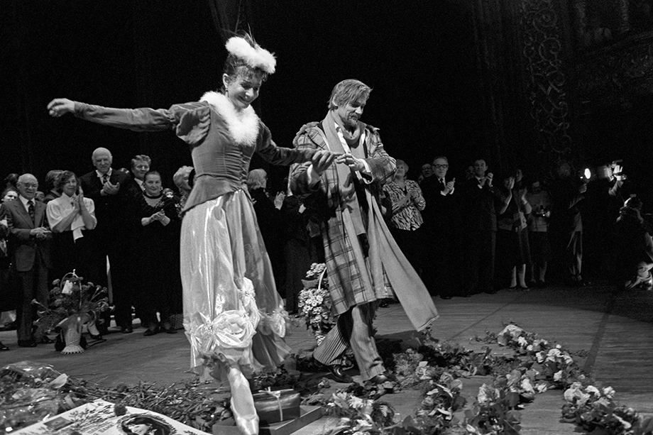 1 февраля 1989 года. Екатерина Максимова (в роли Анюты) и Владимир Васильев (в роли отца Анюты) во время окончания спектакля на сцене Большого театра.