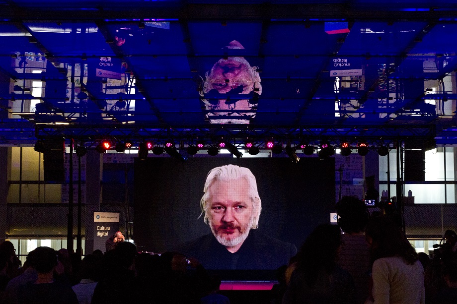 Буэнос-Айрес, 15 октября 2015 года. На рынке Foros Cultura Digital, организованном мнистерством культуры страны и Культурным центром Киршнера, проводится видеоконференция с Джулианом Ассанжем.