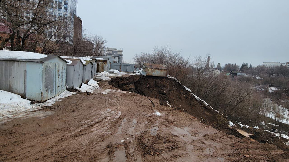В Уфе рядом с жилыми домами образовалась огромная воронка.