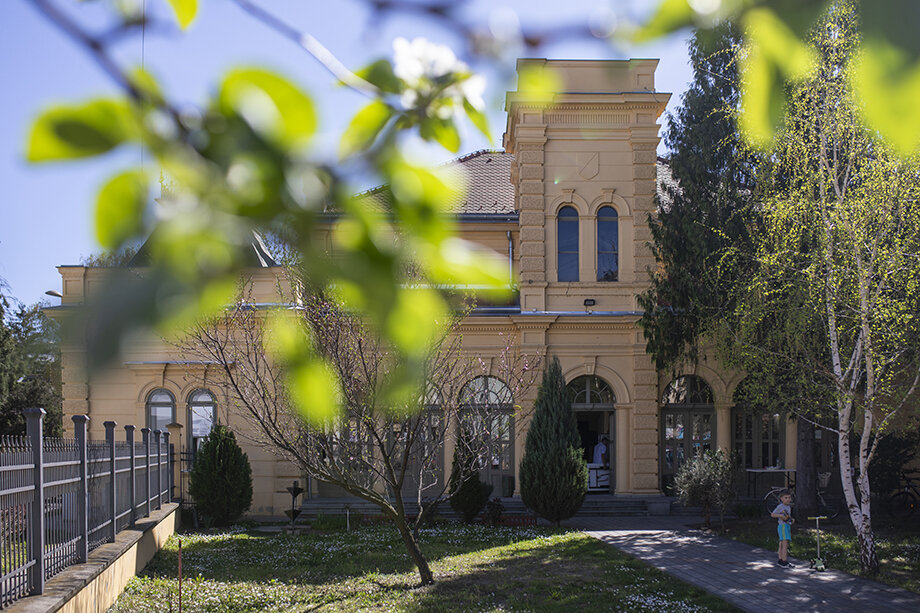 Дворец «Культурной станции Эдьшег» расположен на небольшой уютной улице Чехова.