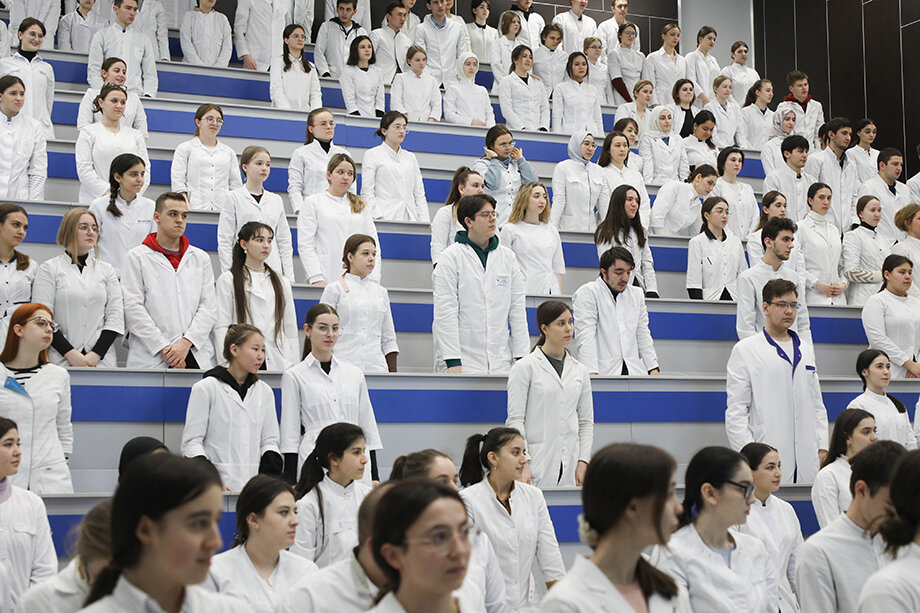 Половина студентов медицинских вузов не заканчивает обучение.