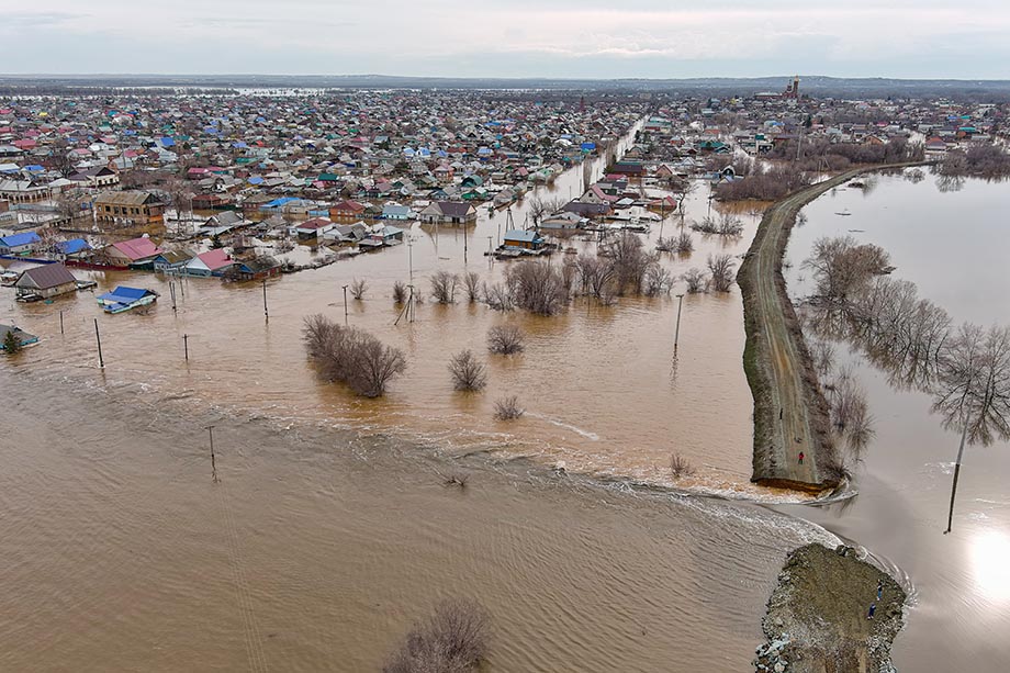 Место прорыва дамбы в микрорайоне Старый город. Дамбу прорвало в ночь на 6 апреля. Вода из реки Урал добралась до нескольких микрорайонов.