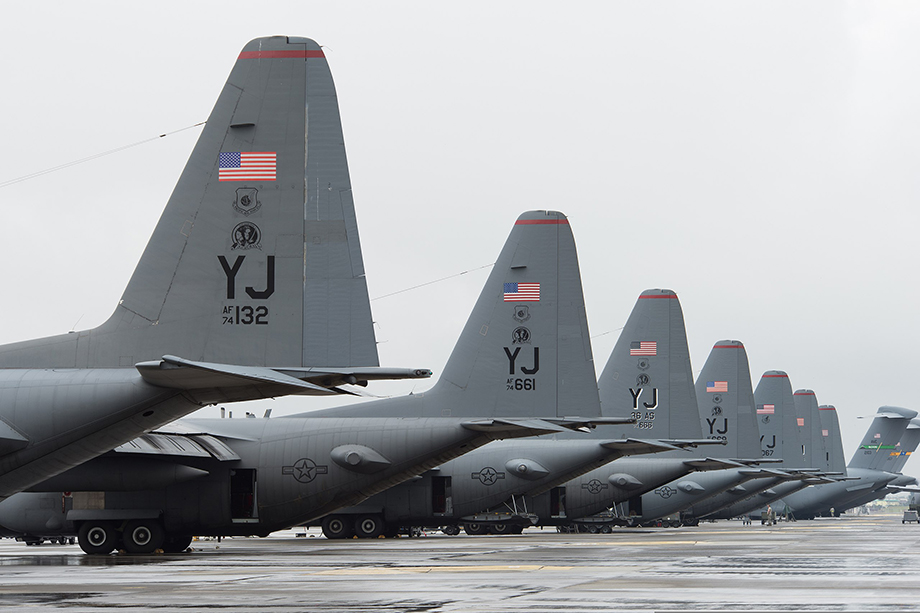Американские военно-транспортные самолёты С-130 на авиабазе Йокота.
