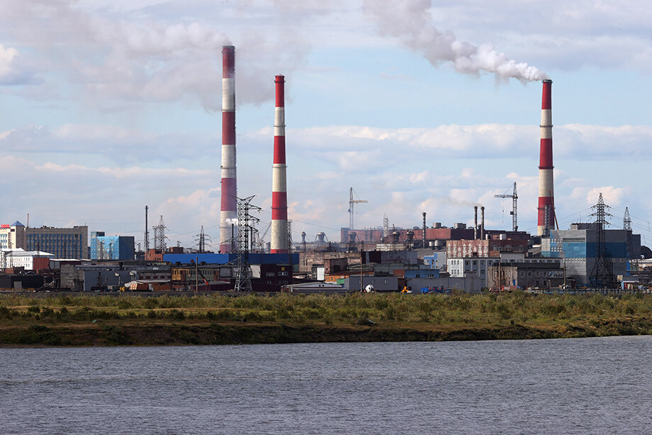 Вид на Медный завод Заполярного филиала ГМК «Норникель». Завод был запущен в эксплуатацию в декабре 1949 года. Он является одним из основных предприятий в технологической цепочке ГМК «Норильский никель».