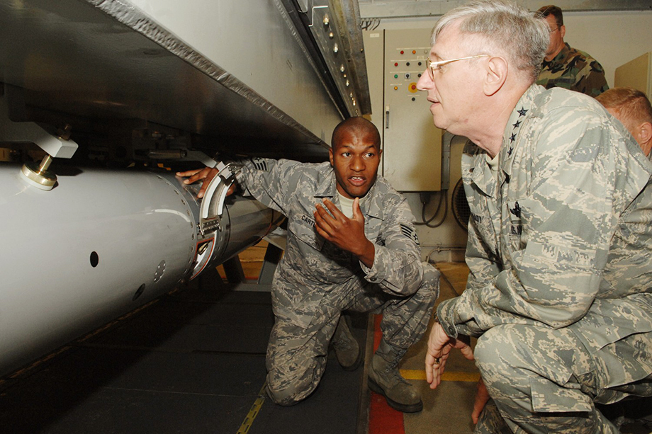 11 июня 2008 года. Американский инструктор демонстрирует генералу Королевских ВВС Нидерландов процедуру обезвреживания B61 в подземном хранилище на авиабазе «Волкель».