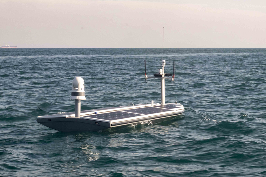Беспилотный надводный корабль SeaTrac SP-48 во время учений Digital Horizon.