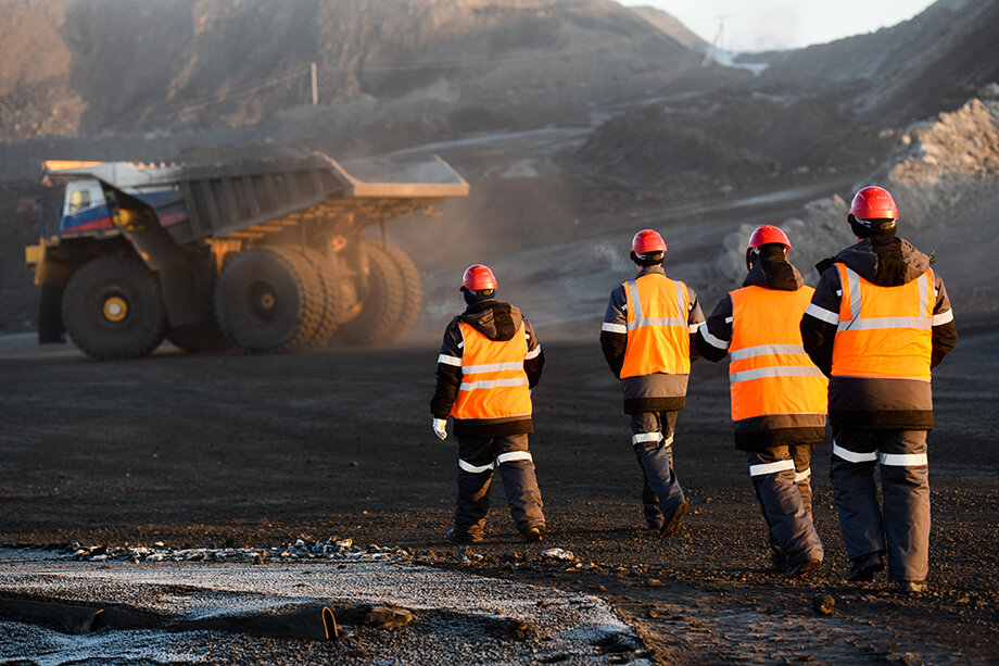 Угольные предприятия отправляют рабочих в вынужденные отпуска.