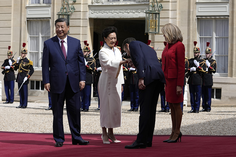 Председатель КНР Си Цзиньпин, первая леди КНР Пэн Лиюань, президент Франции Эммануэль Макрон и первая леди Франции Брижит Макрон (слева направо) во время встречи в Елисейском дворце.