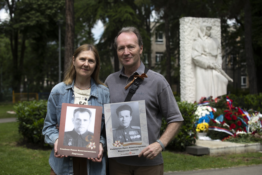 Анна и Валерий из Москвы специально приехали в Белград на три дня, чтобы принять участие в шествии именно здесь, где воевал отец Валерия.