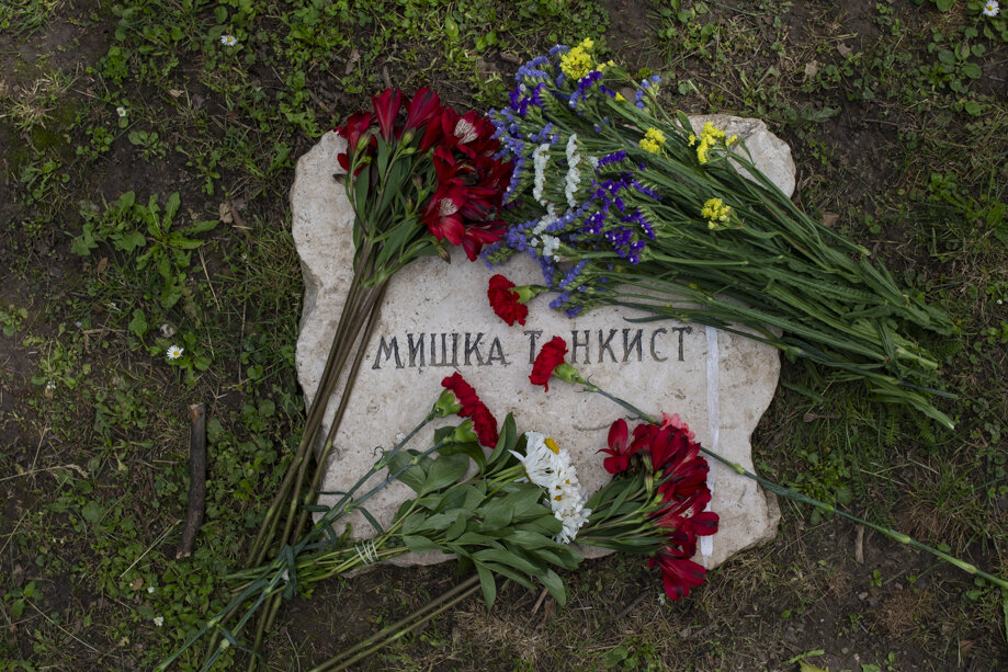 Шествие закончилось торжественным возложением цветов на мемориальном комплексе «Кладбище Освободителей Белграда».