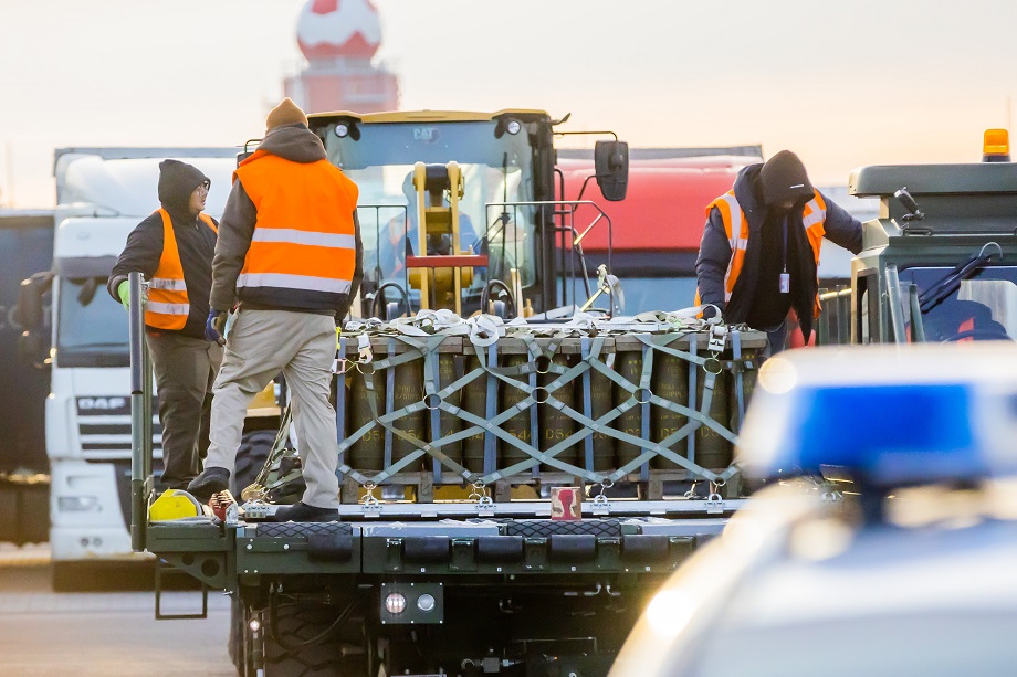 Погрузка артиллерийских боеприпасов для Украины на грузовой самолёт американской авиакомпании Kalitta Air в польском международном аэропорту Жешув-Ясёнка.