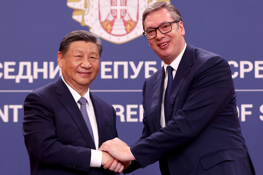 Президент Сербии Александар Вучич (справа) и председатель КНР Си Цзиньпин (слева) во время встречи в Белграде.