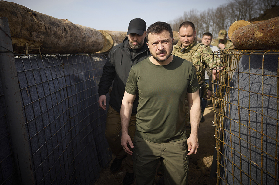 Президент Украины Владимир Зеленский осматривает линии укреплений в Харьковской области.