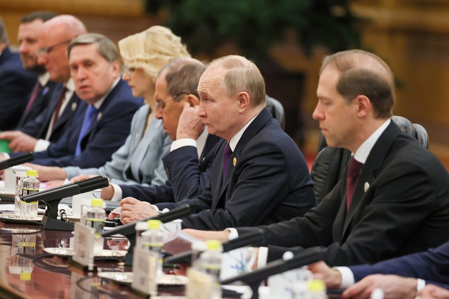 Члены российской делегации во главе с Владимиром Путиным во время встречи с Си Цзиньпином в Доме народных собраний.