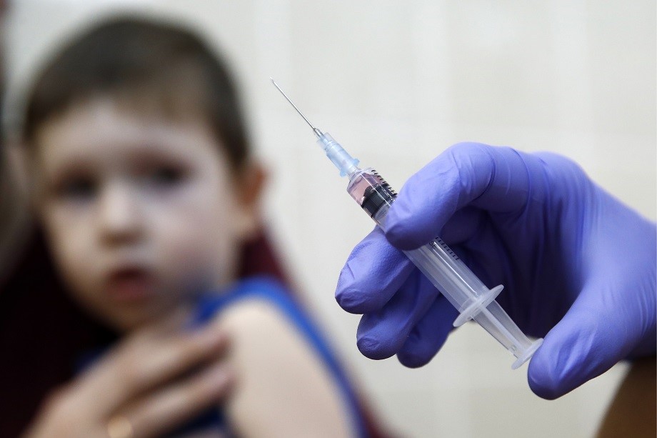 При проведении вакцинации ребёнка, родитель должен подписать добровольное информированное согласие. Это означает, что ответственность за возможные последствия прививки ляжет на родителей, а не на медучреждение или врача.