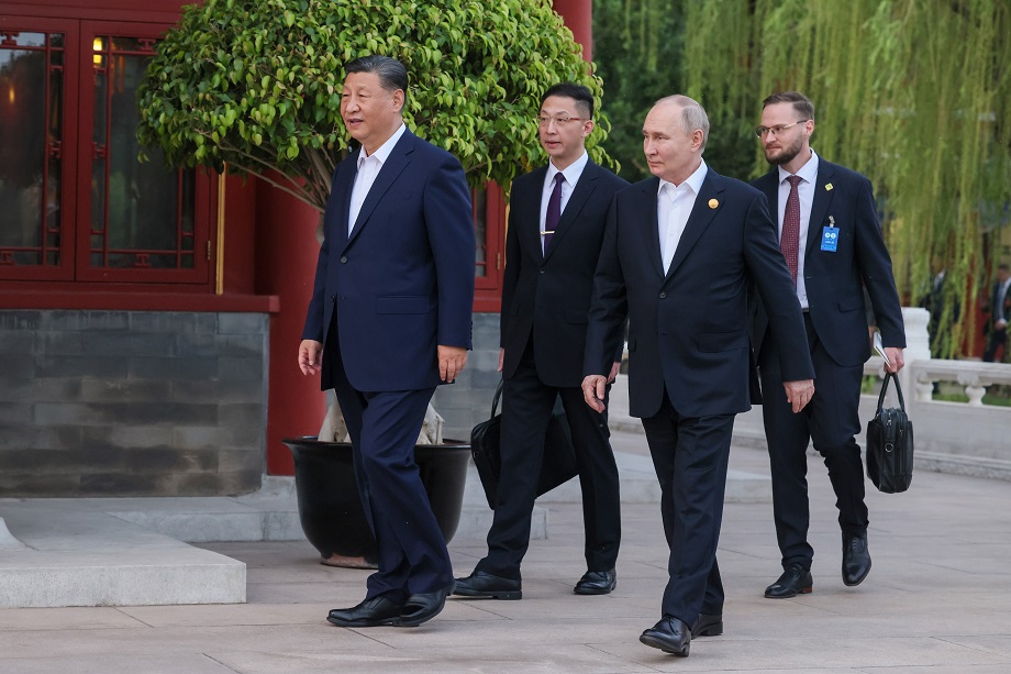 Председатель КНР Си Цзиньпин и президент России Владимир Путин (слева направо на первом плане) во время неформальной встречи в правительственной резиденции «Чжуннаньхай».