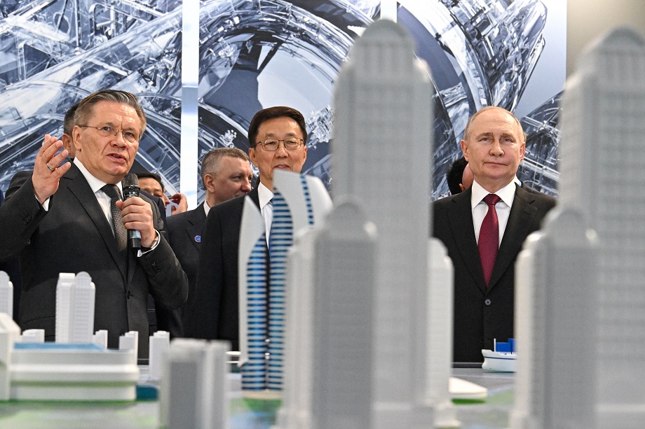 Владимир Путин, заместитель председателя КНР Хань Чжэн и генеральный директор «Росатома» Алексей Лихачёв (справа налево) во время осмотра экспозиции VIII Российско-китайского ЭКСПО.