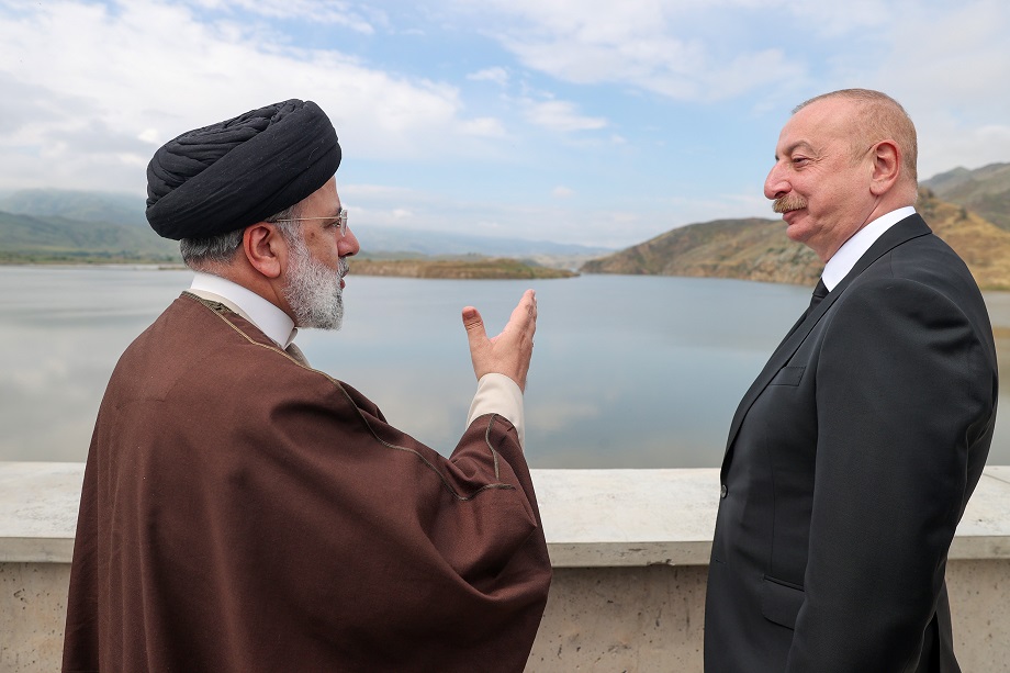 19 мая 2024 года. Президент Азербайджана Ильхам Алиев (справа) и президент Ирана Эбрахим Раиси (слева) на церемонии открытия плотины Гыз-Каласы, построенной Ираном и Азербайджаном на реке Аракс на ирано-азербайджанской границе.