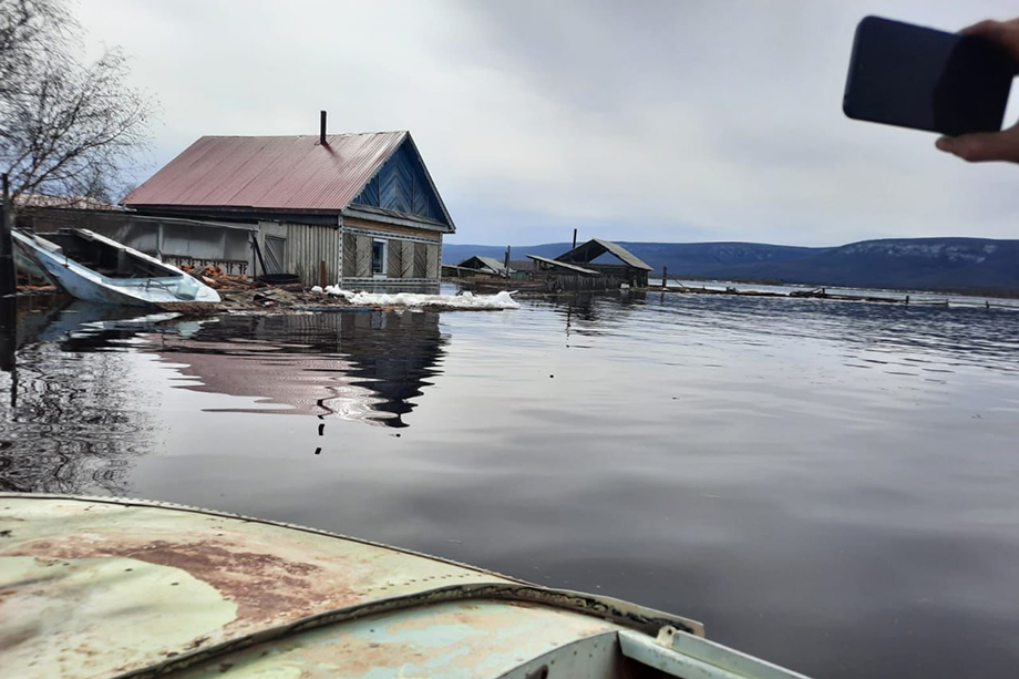 Сотни жителей Якутии пострадали из-за паводка.