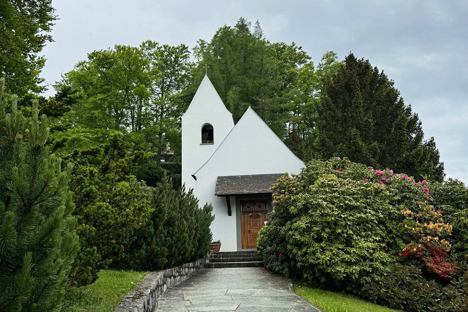 Историческое здание церкви на территории курорта, в котором венчалась Одри Хепбёрн.