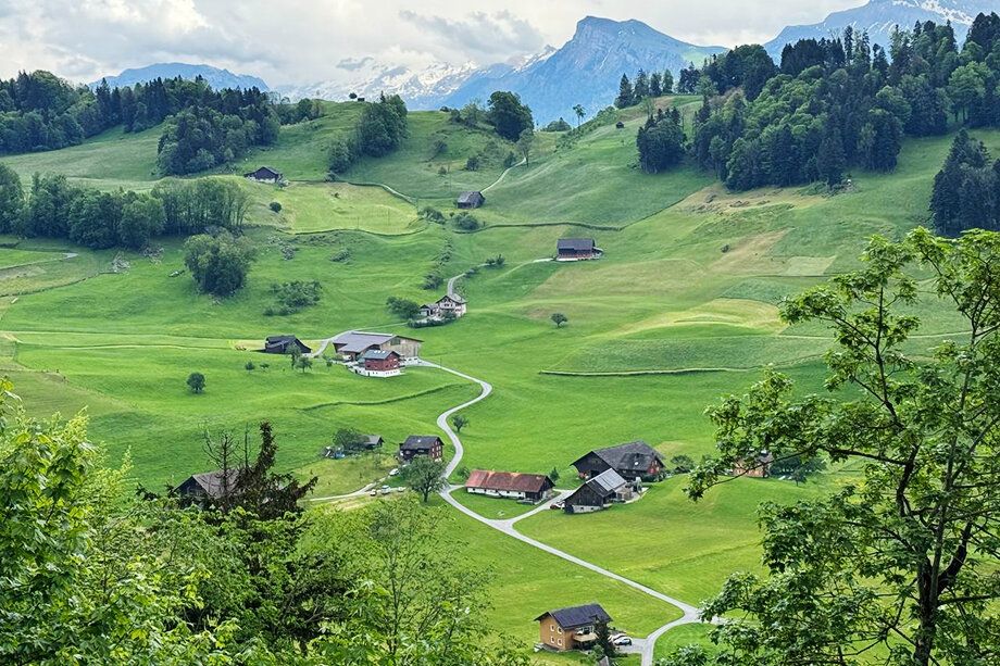 Пейзажи за окном по дороге к Бюргенштоку – в лучших традициях обёрток швейцарского шоколада.