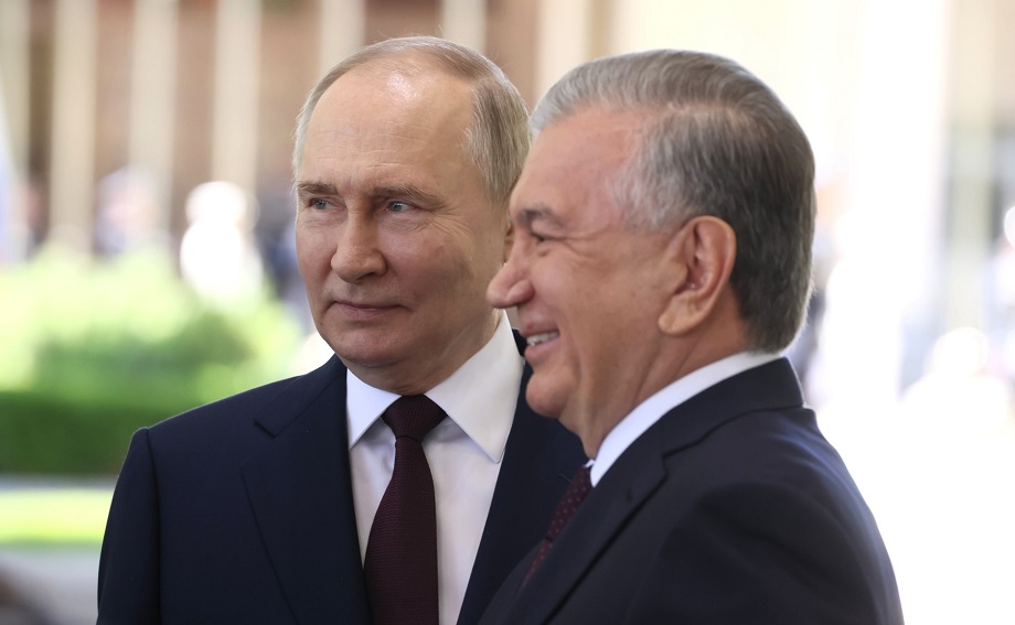 Президенты России и Узбекистана Владимир Путин и Шавкат Мирзиёев во время торжественной церемонии встречи.